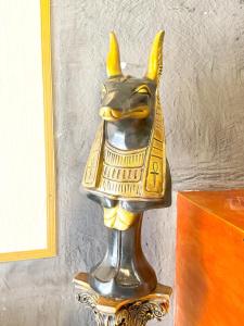 a bronze statue of aubis on a table at Hotel Sexta Avenida in Tapachula