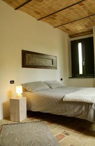 - une chambre avec un grand lit et une fenêtre dans l'établissement Frontemaja, à Fara Filiorum Petri
