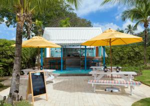 Um jardim em Sea Breeze Beach House All Inclusive by Ocean Hotels