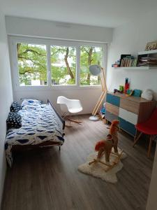 Zimmer mit einem Schlafzimmer mit einem Bett und einem Schreibtisch in der Unterkunft Appartement familial in Vélizy-Villacoublay