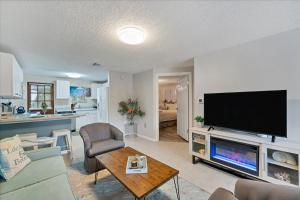 Μια τηλεόραση ή/και κέντρο ψυχαγωγίας στο Beach Cottage with heated pool just off Siesta Key