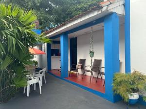 アーグァス・デ・サンタ・バールバラにあるCasa Beppeのデッキ(椅子、テーブル付)が備わる家