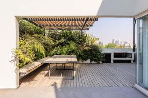 un patio con una mesa de madera y una sombrilla en Stunning penthouse with terrace in Condesa, en Ciudad de México