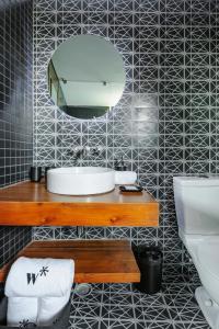 uma casa de banho com um lavatório e um espelho em Stunning penthouse with terrace in Condesa em Cidade do México