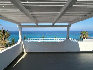 a balcony with a view of the ocean at La Porta del mare SPA in Tropea