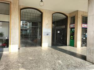 un vestíbulo vacío con dos entradas a un edificio en Borgo 90 Bergamo house, en Bérgamo