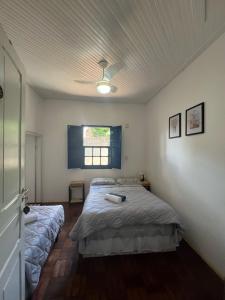 a bedroom with two beds and a window at Casa Beppe in Águas de Santa Barbara