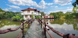 un edificio en medio de un cuerpo de agua en Wet Water Resort, en Gampaha