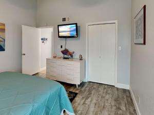 Postel nebo postele na pokoji v ubytování Kontiki Bayfront Condo 210