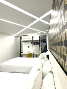 Postel nebo postele na pokoji v ubytování The Andy Hotel