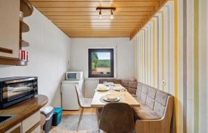 ein kleines Esszimmer mit einem Tisch und einem Sofa in der Unterkunft 4 Bedroom Nice Home In Oberelz 