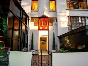 麦德林Luxury Living in Parque Lleras & Full House的前面有黄色门的建筑