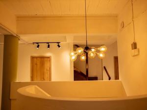 麦德林Luxury Living in Parque Lleras & Full House的配有大镜子和吊扇的浴室 更多64张照片