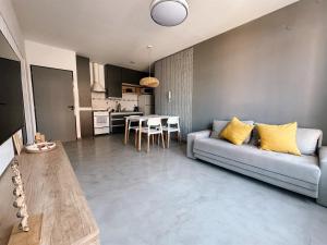 a living room with a couch and a table at Studio Peatonal in Concordia