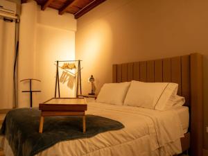 麦德林Luxury Living in Parque Lleras & Full House的卧室里有一张床，床上有一张桌子