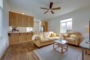 Гостиная зона в Oak View Vacation Rental about 3 Mi to Lake Casitas!