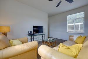Oak View Vacation Rental about 1 Mi to Lake Casitas! في Oak View: غرفة معيشة مع كنبتين وتلفزيون