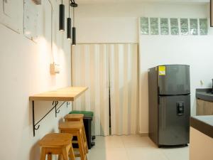 麦德林Luxury Living in Parque Lleras & Full House的厨房配有冰箱、桌子和凳子