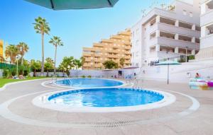 een zwembad voor een gebouw bij Stunning Apartment In Oropesa Del Mar With Wi-fi in Oropesa del Mar