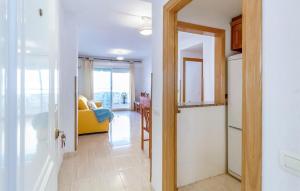 een hal met een woonkamer en een gele bank bij Stunning Apartment In Oropesa Del Mar With Wi-fi in Oropesa del Mar