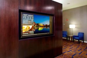 a wall with a television in a hotel room at Courtyard Dayton-University of Dayton in Dayton