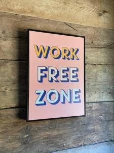 een bord op een houten muur met de woorden werkvrije zone bij Little Mount, Rye in Rye +9 foto's
