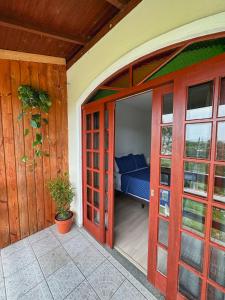 an open door to a patio with a bed at Morada Verde - Ar Cond - Garagem - Arena Opus in São José