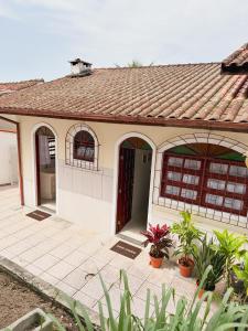 サン・ジョゼにあるMorada Verde - AP 2 quartosの大きな扉と植物のある小さな家