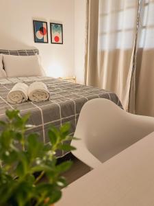 una camera da letto con un letto e due asciugamani di Morada Verde - AP 2 quartos a São José