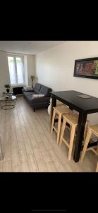 ein Wohnzimmer mit einem schwarzen Tisch und einem Sofa in der Unterkunft Maison cosy au coeur du vignoble d'Hautvillers in Hautvillers