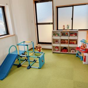 una sala de juegos con un tobogán azul y un estante en 日田ホステル　Hita Hostel en Hita