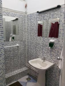 uma casa de banho com um lavatório, um WC e um chuveiro em Hotel Nelson - Bab El Oued em Bab el Oued