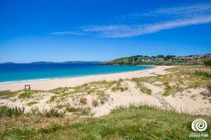 ポルトノボにあるLofts Complejo Playa Marの海を背景にビーチを望む