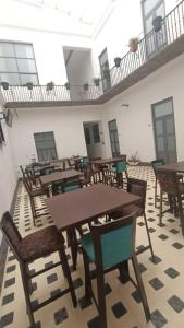 un grupo de mesas y sillas en una habitación en Hotel Alhaja en Puebla