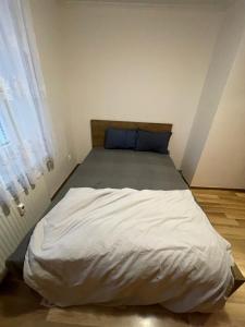 コシツェにあるHidden Gemのベッドルーム1室(青い枕付きのベッド1台付)