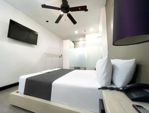 TV a/nebo společenská místnost v ubytování Hotel 47 Medellin Center