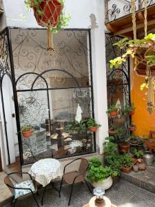 uma mesa e cadeiras em frente a uma janela com plantas em Minidepa hermosa vista - H. El Casero em Cajamarca