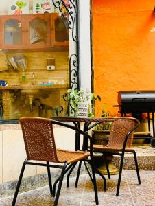 einen Tisch und zwei Stühle vor einem Geschäft in der Unterkunft Minidepa hermosa vista - H. El Casero in Cajamarca