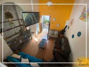 - un salon avec un canapé bleu dans l'établissement Minidepa hermosa vista - H. El Casero, à Cajamarca