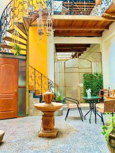 un patio avec une fontaine, une table et des chaises dans l'établissement Minidepa hermosa vista - H. El Casero, à Cajamarca