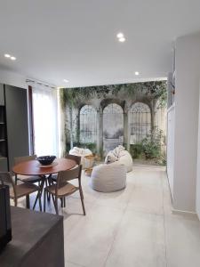 uma grande sala de estar com mesa e cadeiras em AL PONTE design apartment em Conegliano