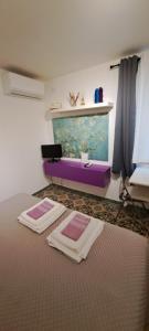 dwa łóżka w pokoju z akwarium w obiekcie Studio Bandiera apartment w mieście Palermo