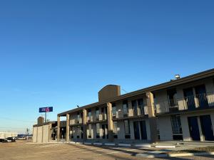 an empty parking lot in front of a hotel at Motel 6 Chickasha, OK in Chickasha