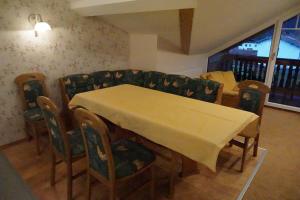 Un comedor con mesa y sillas en Haus Alpenblick inkl. Chiemgaukarte, en Ruhpolding