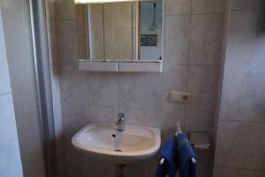 y baño con lavabo y espejo. en Haus Alpenblick en Ruhpolding