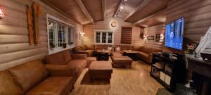 duży salon z kanapami i telewizorem w obiekcie Kontakten by Norgesbooking - large cabin for families and groups w mieście Gol