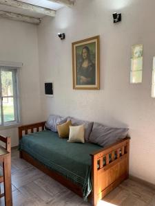 1 cama con sofá en una habitación en 12 Olivos Cabañas en San Rafael