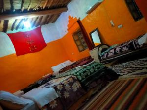 Duas camas num quarto com paredes cor de laranja em Luna del fuego em Ifri