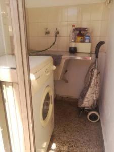 Waschmaschine und Trockner in einem kleinen Bad in der Unterkunft CasitaLibertad 