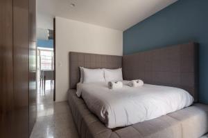 1 dormitorio con 1 cama grande y 2 almohadas en Charming 2BR in Roma Norte, en Ciudad de México